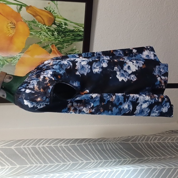 Simply Vera by Vera Wang Blue & Black Floral Blouse, Size Medium - Picture 12 of 13